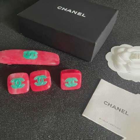 Counterfeit CHANEL accessories back view visual reference
