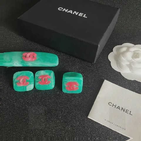 Counterfeit CHANEL accessories detail view visual reference