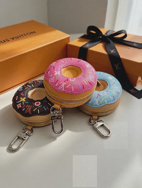 Counterfeit Louis Vuitton accessories detail view visual reference