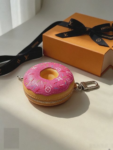 Counterfeit Louis Vuitton accessories detail view visual reference