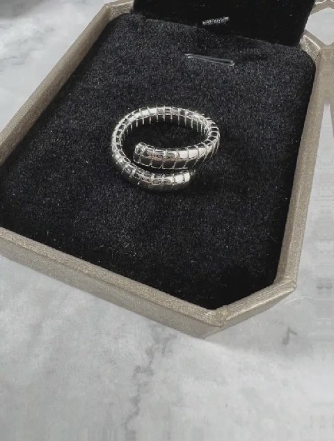 Counterfeit Bvlgari jewelry detail view visual reference