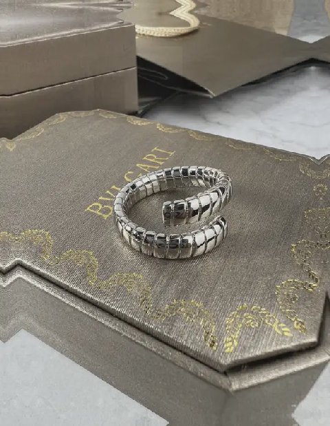 Counterfeit Bvlgari jewelry back view visual reference