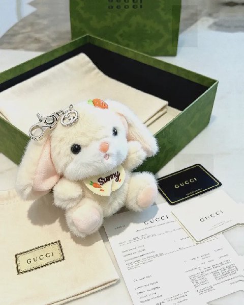 Counterfeit Gucci accessories back view visual reference