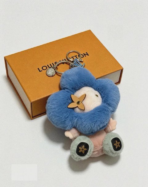 Counterfeit Louis Vuitton accessories front view visual reference