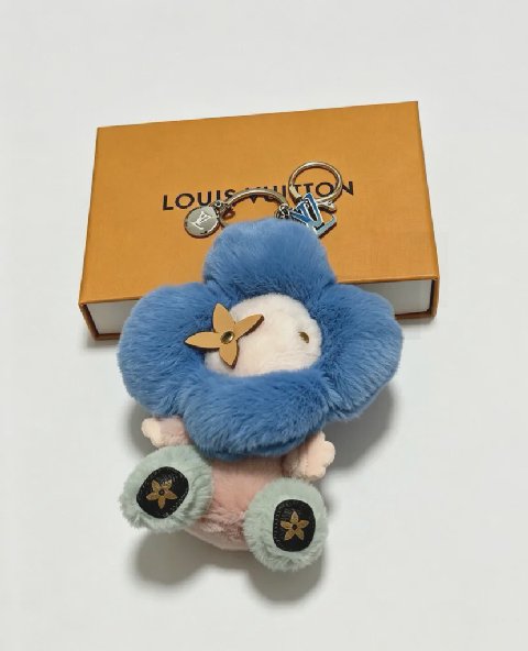 Counterfeit Louis Vuitton accessories detail view visual reference