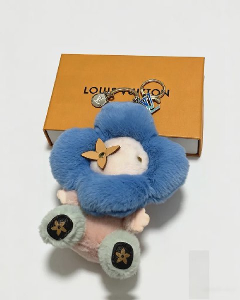 Counterfeit Louis Vuitton accessories detail view visual reference