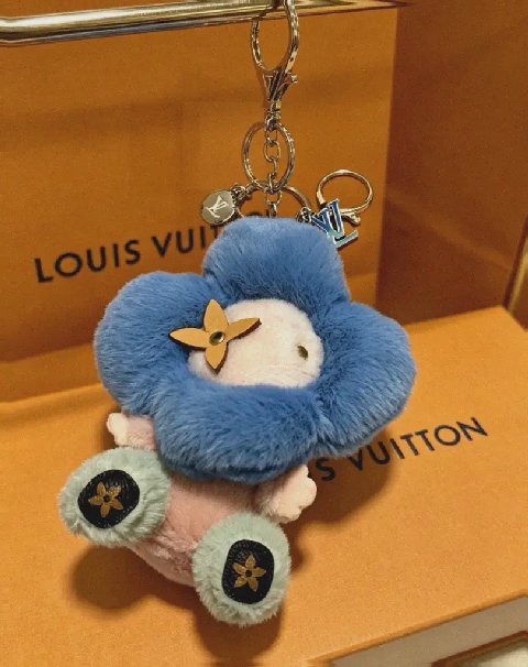 Counterfeit Louis Vuitton accessories detail view visual reference