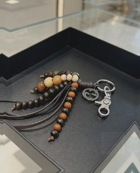 Counterfeit Gucci accessories back view visual reference